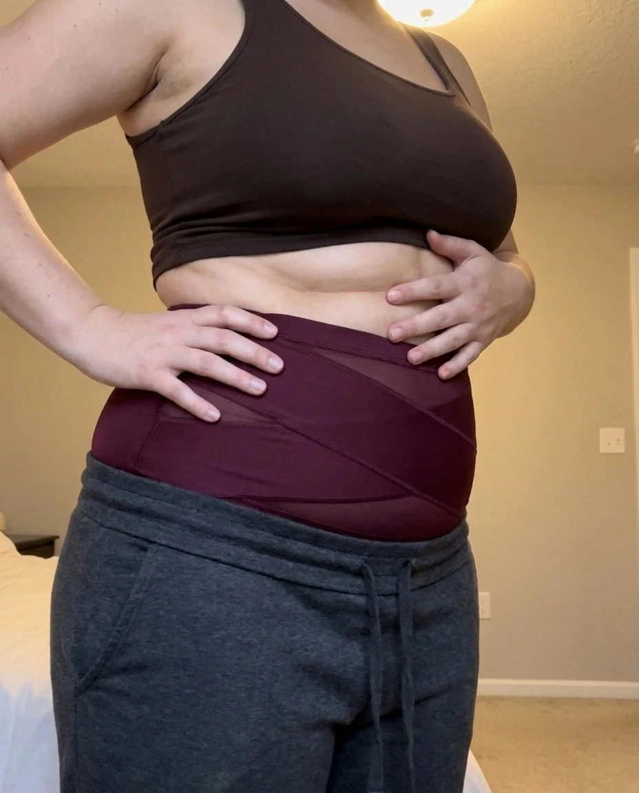 La culotte gainante portée, bande croisée visible sur le bas du ventre