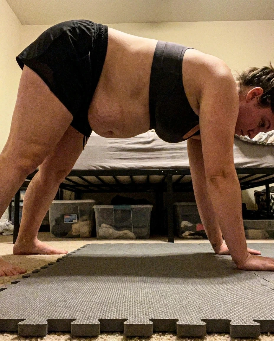 Position de gainage sur un tapis de sol, à la maison